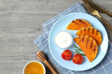 Gri desenli arka planda fırında balkabağı ile lezzetli yemek kavramı.