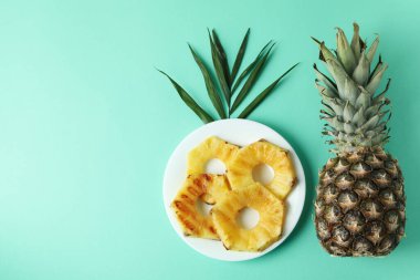 Naneli ızgara dilimlenmiş ananas ve tabak..