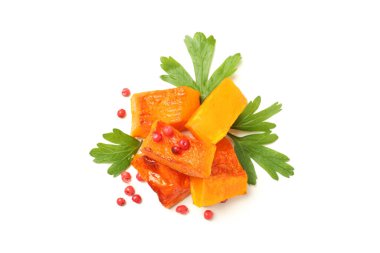 Beyaz arka planda izole edilmiş lezzetli fırında balkabağı..