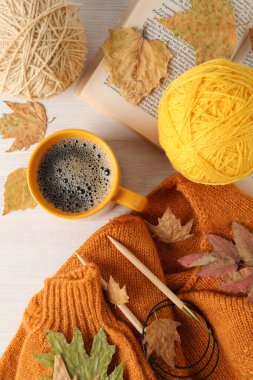 Sonbahar kavramı beyaz ahşap arka planda iplik topları.