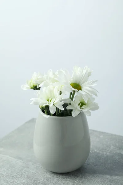 Vaso Con Crisantemi Bianchi Tavolo Grigio Testurizzato — Foto Stock