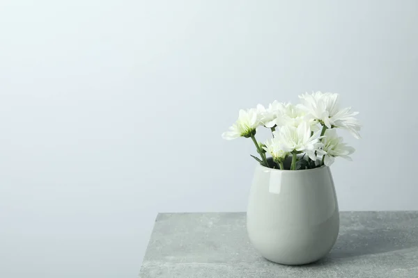 Vase Avec Chrysanthèmes Blancs Sur Table Texturée Grise — Photo