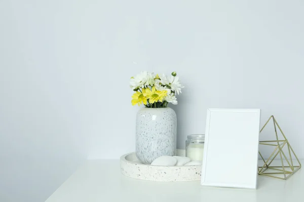 Hermosa Composición Con Crisantemos Marco Fotos Vacío Mesa Blanca —  Fotos de Stock