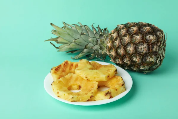 Ananas Assiette Avec Tranches Grillées Sur Fond Menthe — Photo