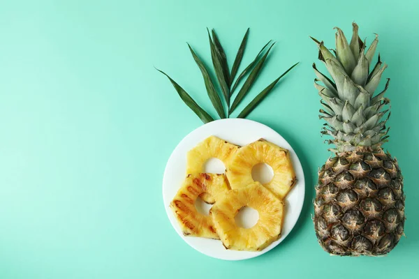 Ananas Talerz Grillowanymi Plastrami Miętowym Tle — Zdjęcie stockowe