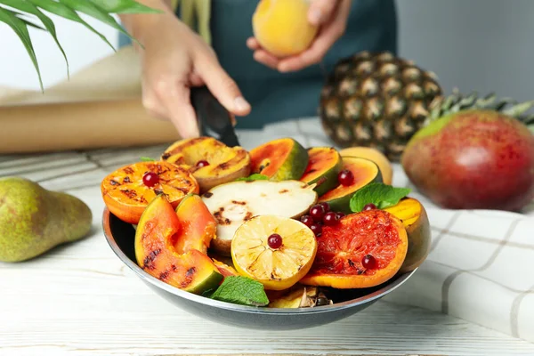 식탁에 과일을 곁들인 맛있는 음식에 — 스톡 사진
