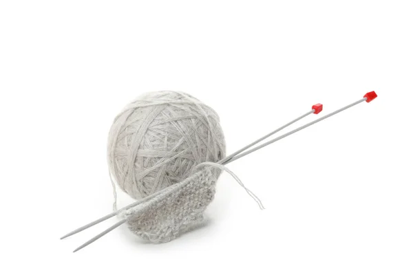 白い背景に隔離された編み針で糸の灰色のボール — ストック写真