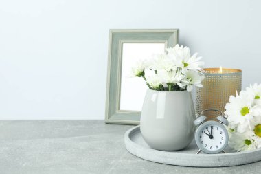 Gri desenli masada beyaz kasımpatı ile güzel bir kompozisyon.