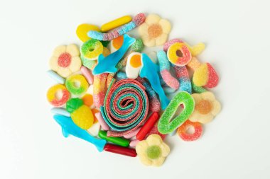 Beyaz arkaplanda jelibon şekerler, üst görünüm.