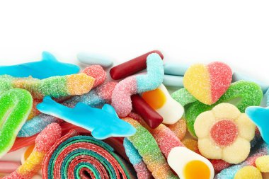 Beyaz arkaplanda izole edilmiş şekerlemeler, üst görünüm.