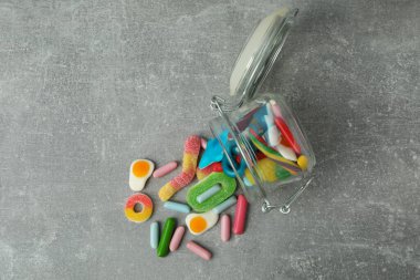 Gri desenli arka planda şekerli kavanoz.