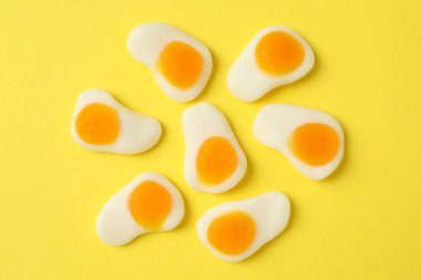 Sarı arka planda jelibon şekerler, üst manzara.