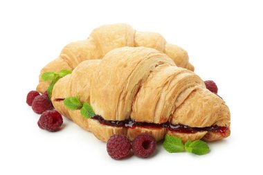 Ahududu reçelli kruvasanlar beyaz arkaplanda izole edilmiş.