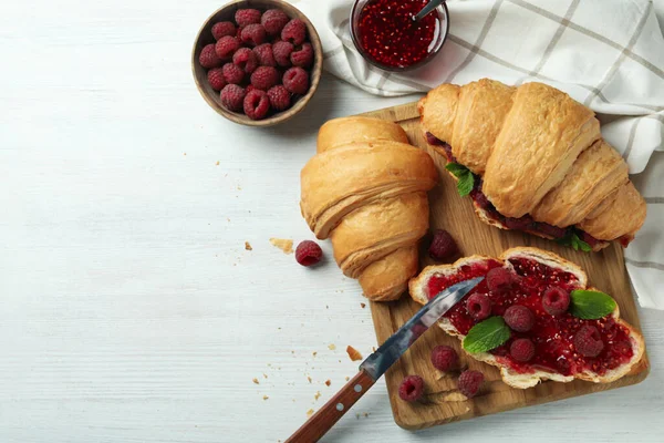 Begreppet Läcker Mat Med Croissanter Med Hallon Sylt Vit Trä — Stockfoto