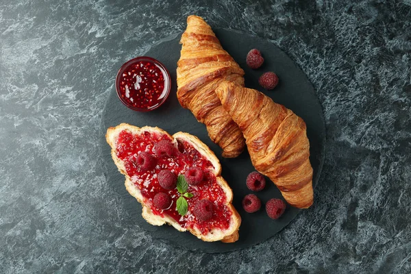 Begreppet Läcker Mat Med Croissanter Med Hallon Sylt Svart Rökig — Stockfoto