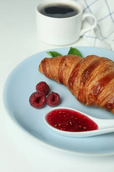 Begreppet Läcker Mat Med Croissant Med Hallon Sylt Vit Bakgrund — Stockfoto