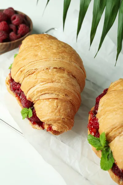 Begreppet Läcker Mat Med Croissanter Med Hallon Sylt Vit Bakgrund — Stockfoto