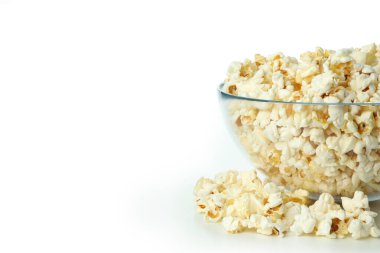 Beyaz arka plan üzerinde izole patlamış mısır ile cam kase.