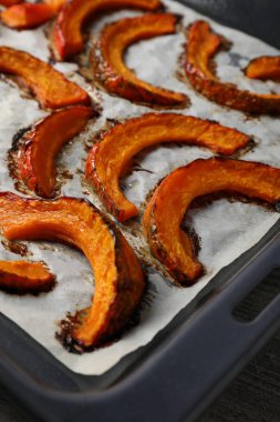 Gri desenli arka planda fırında kabak tepsisi..