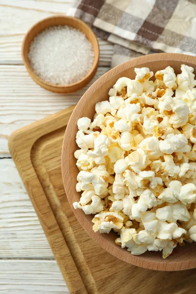 Konzept Des Hausgemachten Salz Popcorn Auf Weißem Holzhintergrund — Stockfoto