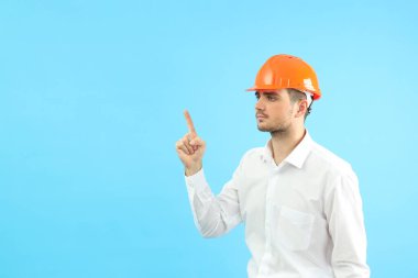 Mavi arkaplan üzerine fikri olan işadamı geliştirici, metin için boşluk.