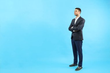 Mavi arka planda genç işadamı, metin için boşluk.