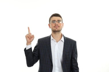 Beyaz arka planda izole edilmiş fikri olan bir iş adamı.