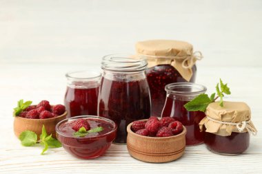 Ahşap masada ahududu reçeli ile lezzetli yemek kavramı