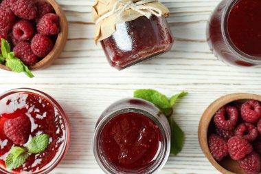 Ahşap zemin üzerinde ahududu reçeli ile düz konum