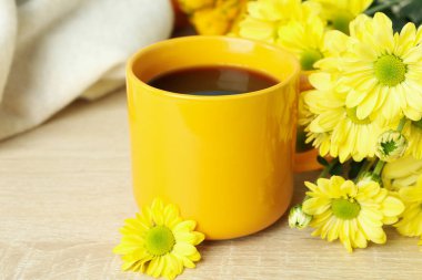 Ahşap masada kasımpatı olan sonbahar kompozisyonu.