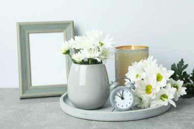 Gri desenli masada beyaz kasımpatı ile güzel bir kompozisyon.