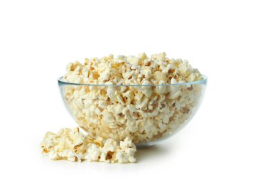 Beyaz arka plan üzerinde izole patlamış mısır ile cam kase.