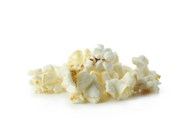 Beyaz arka planda izole edilmiş lezzetli patlamış mısır, sinema yemekleri..
