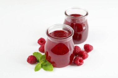 Beyaz arkaplanda ahududu reçeli kavanozları