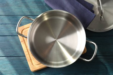 Tahta kesme tahtasındaki boş metal tencere..