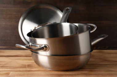 Mutfak aletleri ahşap masada, seçici odaklanma.