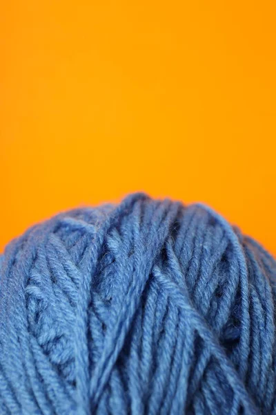 Blauer Garnknäuel Auf Orangefarbenem Hintergrund — Stockfoto