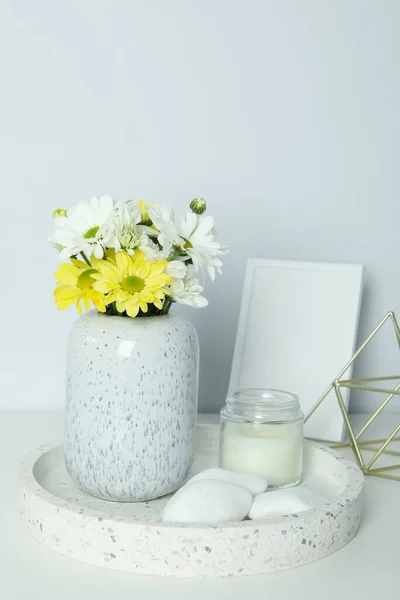 Kasımpatı Boş Fotoğraf Çerçevesiyle Beyaz Masanın Üzerinde Güzel Bir Kompozisyon — Stok fotoğraf