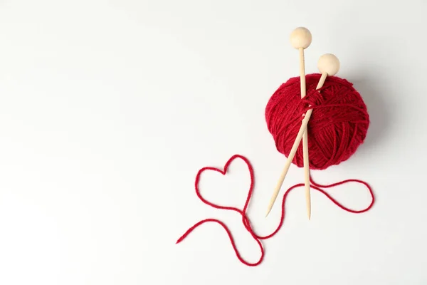 Boule Fil Rouge Avec Aiguilles Tricoter Sur Fond Blanc — Photo