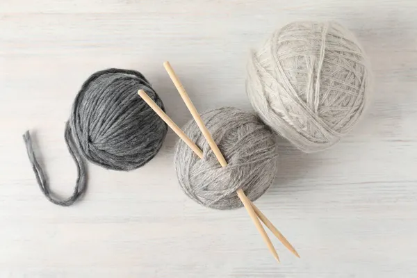 Boules Fil Avec Aiguilles Tricoter Sur Fond Blanc Bois — Photo