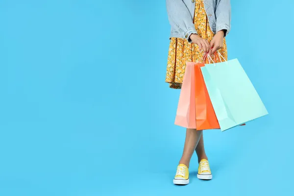 Menina Com Sacos Papel Multicoloridos Fundo Azul Espaço Para Texto — Fotografia de Stock