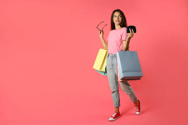 Menina Atraente Com Sacos Papel Multicoloridos Fundo Rosa — Fotografia de Stock