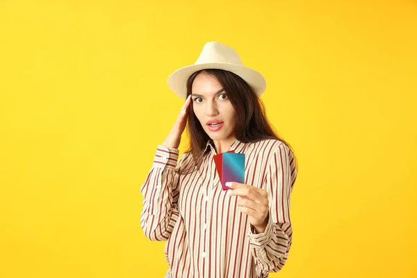 Приваблива Дівчина Тримає Кредитні Картки Жовтому Тлі — стокове фото