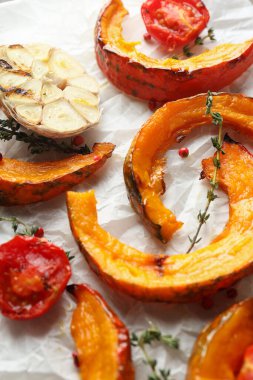 Fırınlanmış kabak ve baharatlı kağıt, yakın çekim..