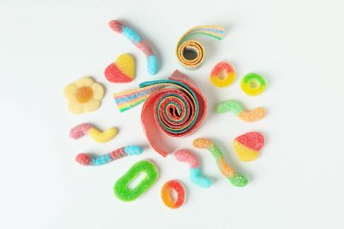 Beyaz arkaplanda jelibon şekerler, üst görünüm.