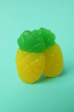 Naneli arkaplanda ananas şeklinde jelibon şekerler..
