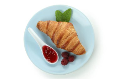 Beyaz arka planda izole edilmiş ahududu reçelli kruvasanlı lezzetli yemek kavramı