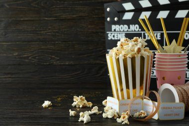 Ahşap arka planda sinema aksesuarları kavramı.