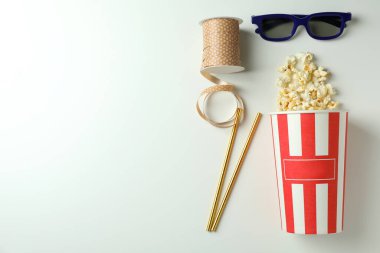 Hafif arkaplanda sinema aksesuarları kavramı.