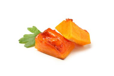 Beyaz arka planda izole edilmiş lezzetli fırında balkabağı..